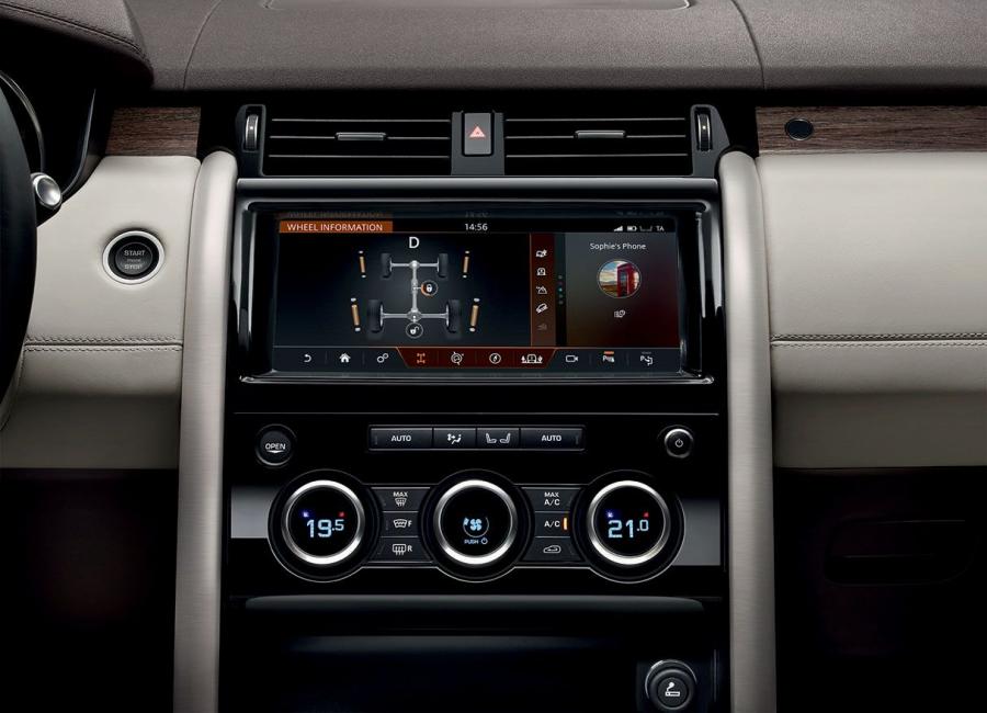 Детали интерьера Land Rover Discovery HSE 2017 года  (фото 60 из 96)